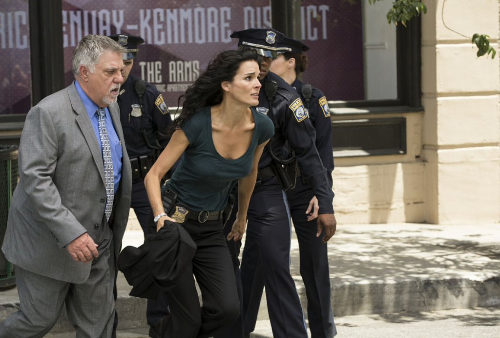 Bruce McGill and Angie Harmon in Rizzoli & Isles 6x12